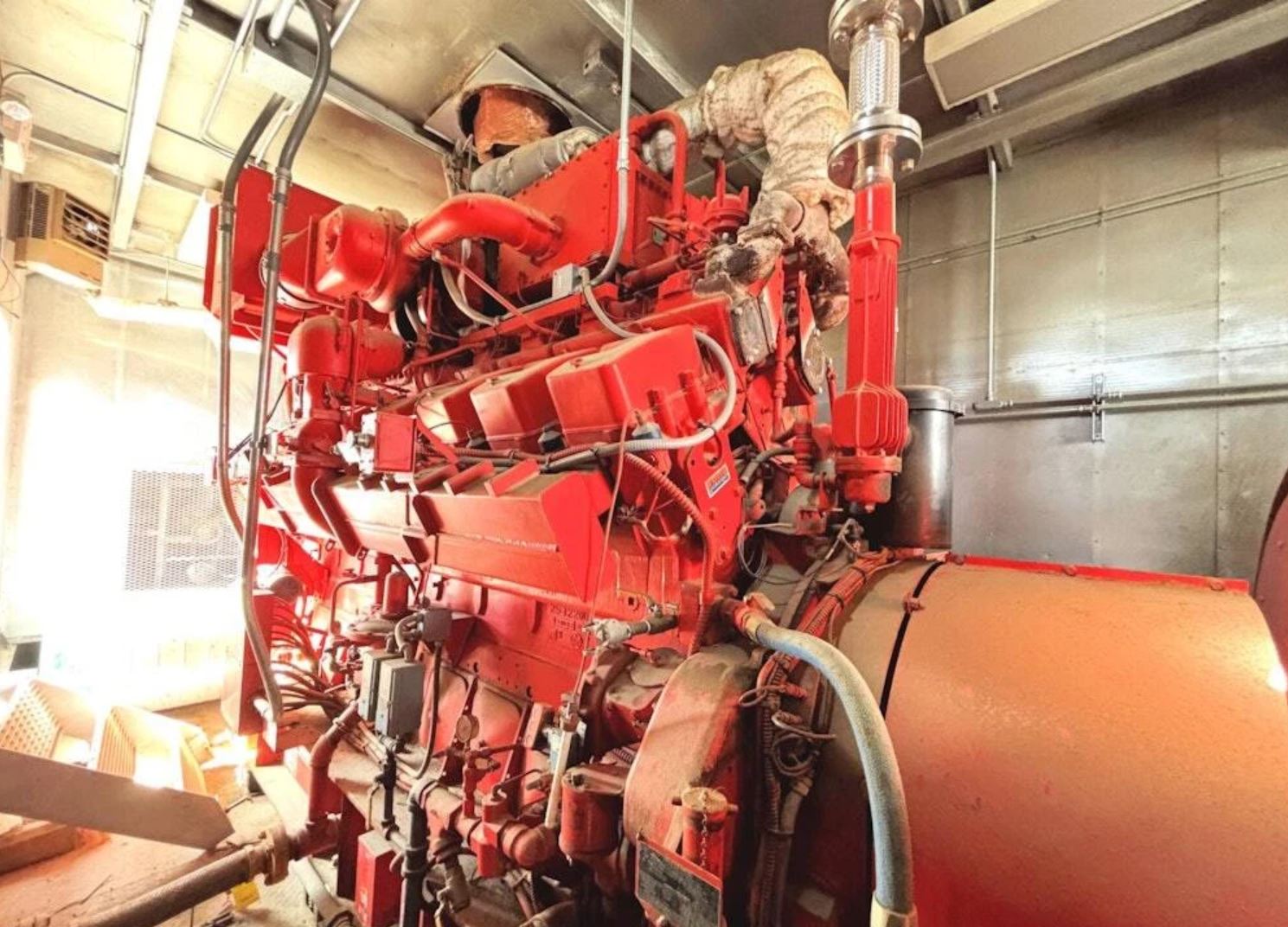 1,750 kW Standby or 1,575 kW Continuous, Waukesha P9390GSI Natural Gas Generator Set, Low Hours (< 1,000), 480Y / 277 Volts, 1,200 RPM, Enclosure, Catalyst, Radiator, 1994