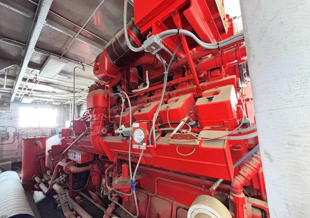 1,750 kW Standby or 1,575 kW Continuous, Waukesha P9390GSI Natural Gas Generator Set, Low Hours (< 1,000), 480Y / 277 Volts, 1,200 RPM, Enclosure, Catalyst, Radiator, 1994