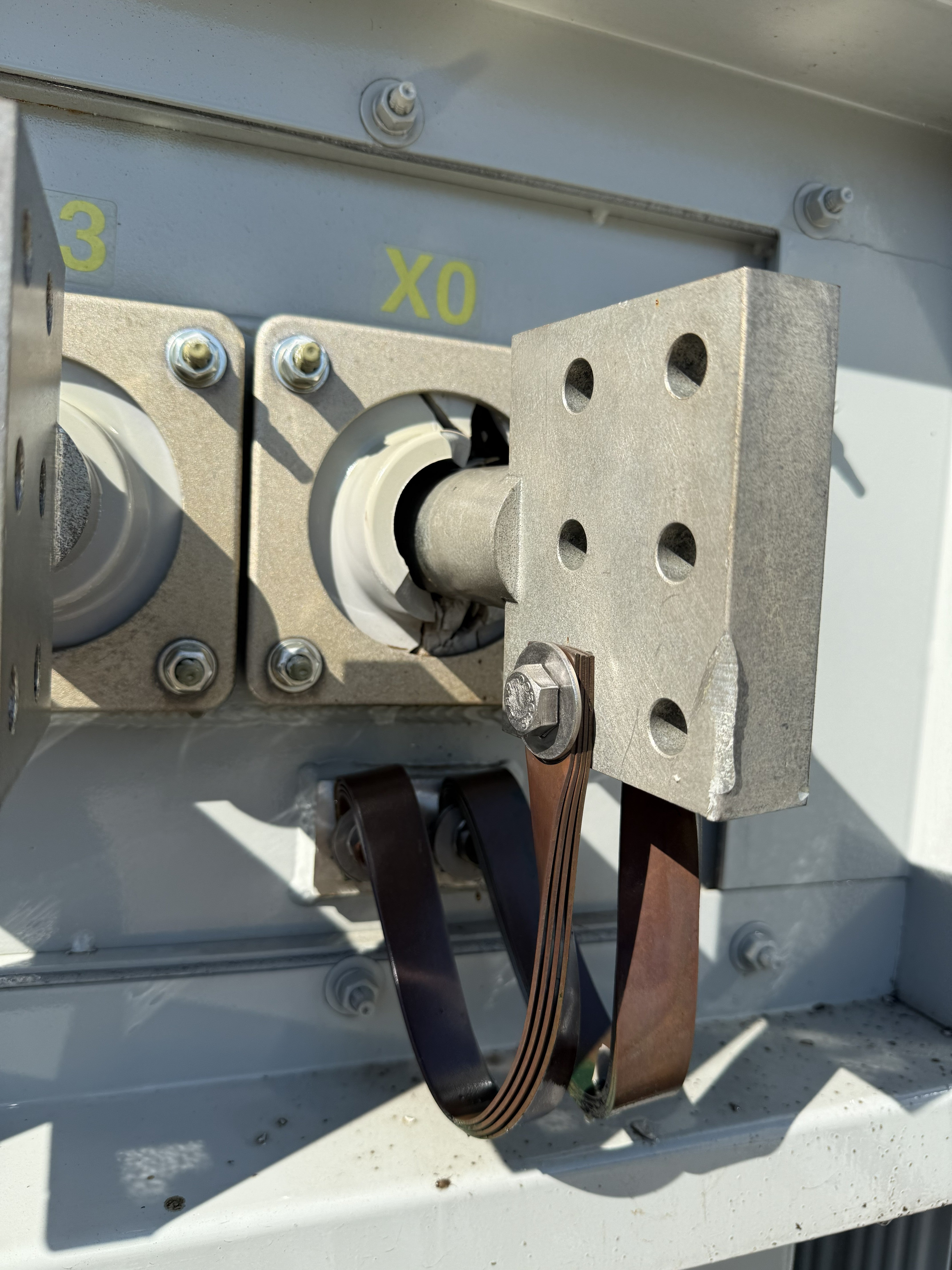 Damaged 2,600 kVA Eaton Pad Mounted Transformer; HV 34,500; LV 416Y/240; FR3; Copper; Unused; SN 22JC208360068