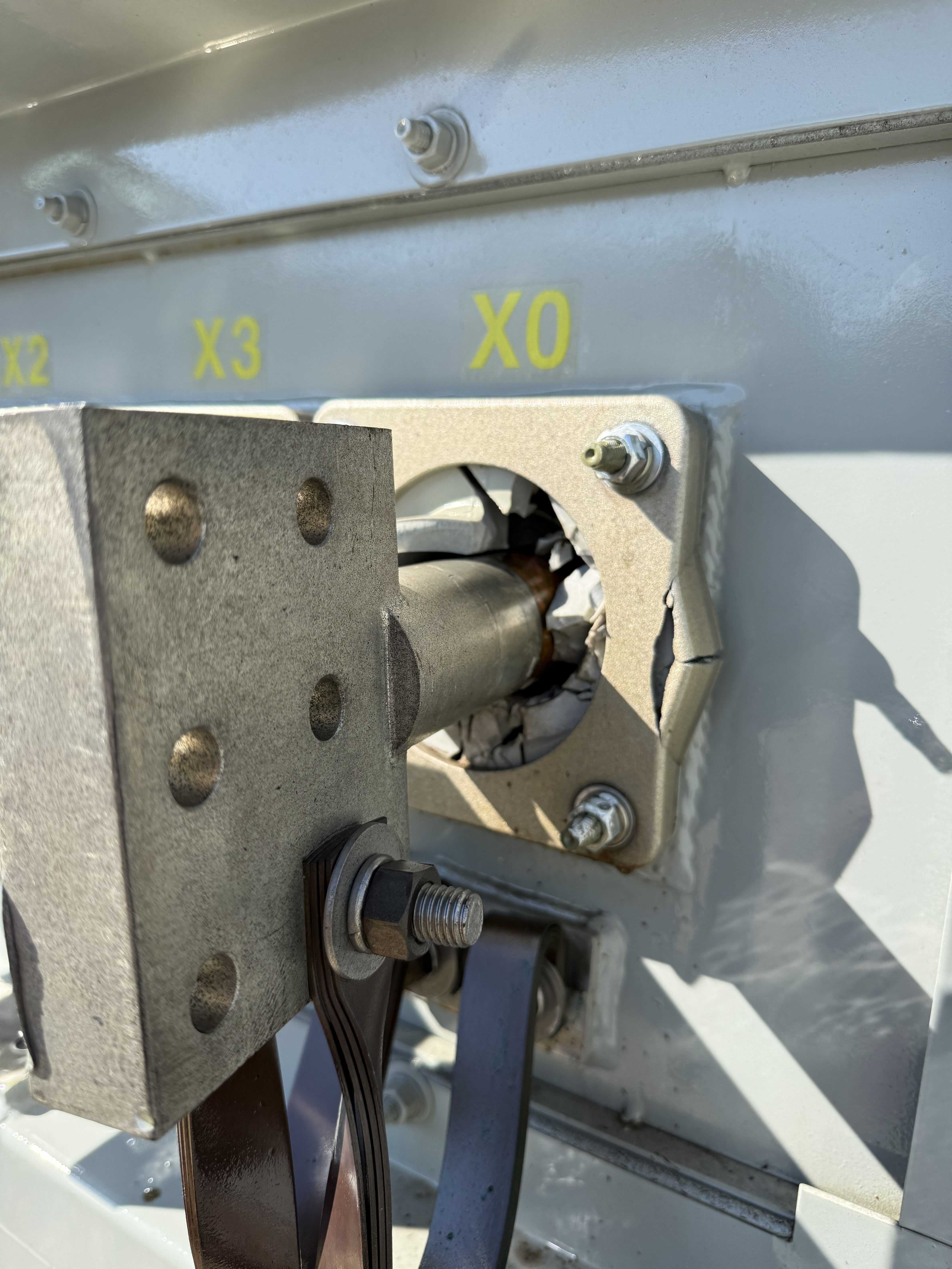 Damaged 2,600 kVA Eaton Pad Mounted Transformer; HV 34,500; LV 416Y/240; FR3; Copper; Unused; SN 22JC208360068