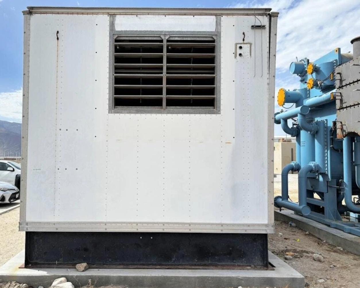 1,750 kW Standby or 1,575 kW Continuous, Waukesha P9390GSI Natural Gas Generator Set, Low Hours (< 1,000), 480Y / 277 Volts, 1,200 RPM, Enclosure, Catalyst, Radiator, 1994